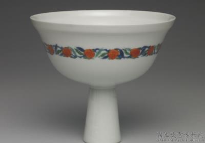 图片[2]-Stem bowl with decoration of flowers and birds in wucai polychrome enamels on a white ground, Qing dynasty (1644-1911)-China Archive